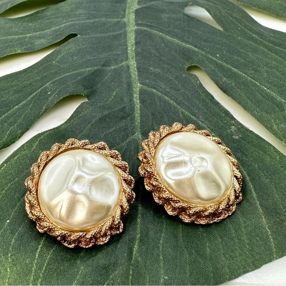 Vintage Cabochon Faux Pearl Earrings Clip On Mabe’ Gold-tone Rope Edge Button
